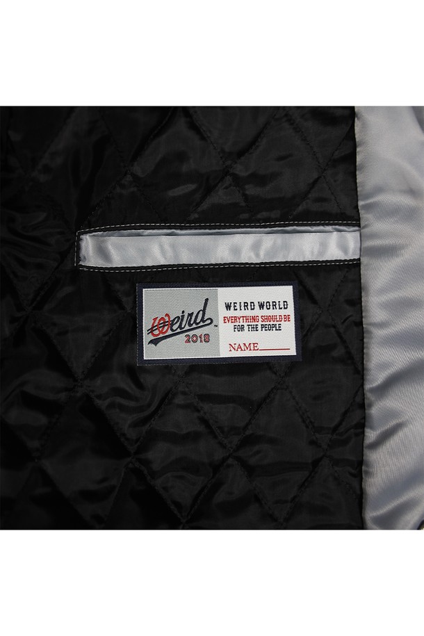 위얼드월드_90s 사틴 바시티 재킷_GREY (Weirdworld_90s Satin Varsity Jacket_GREY)는 90년대 레트로 감성을 담아낸 남녀 공용 바시티 재킷입니다. 그레이 컬러의 부드러운 폴리에스테르 새틴 소재로 제작되어 은은한 광택과 부드러운 촉감을 느낄 수 있습니다. 앞면의 웨이브 로고 자수와 뒷면 SEOUL CITY 그래픽, 넘버 18 디테일이 스트릿 무드를 더합니다. 레귤러핏으로 편안하게 착용 가능하며, 봄, 가을에 일상복으로 활용하기 좋습니다. 집업 스타일의 긴 소매 재킷입니다.
