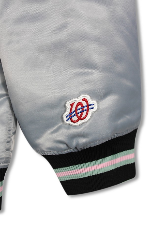 위얼드월드_90s 사틴 바시티 재킷_GREY (Weirdworld_90s Satin Varsity Jacket_GREY)는 90년대 레트로 감성을 담아낸 남녀 공용 바시티 재킷입니다. 그레이 컬러의 부드러운 폴리에스테르 새틴 소재로 제작되어 은은한 광택과 부드러운 촉감을 느낄 수 있습니다. 앞면의 웨이브 로고 자수와 뒷면 SEOUL CITY 그래픽, 넘버 18 디테일이 스트릿 무드를 더합니다. 레귤러핏으로 편안하게 착용 가능하며, 봄, 가을에 일상복으로 활용하기 좋습니다. 집업 스타일의 긴 소매 재킷입니다.
