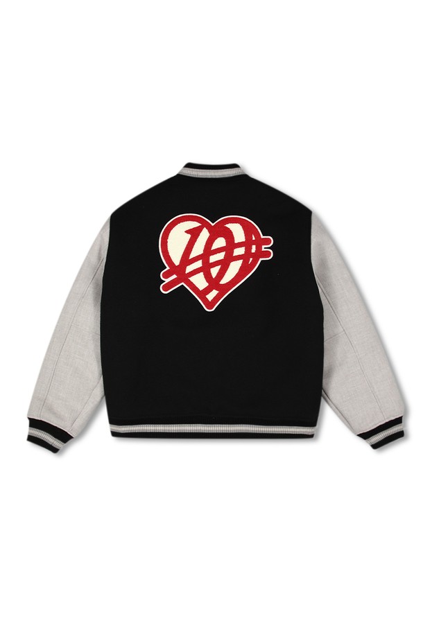 위얼드월드_하트로고 울 바시티 재킷은 남성용 아우터로, 가을과 겨울에 착용하기 좋은 두꺼운 두께감의 바시티 재킷입니다. 블랙과 그레이 두 가지 색상으로 출시되었으며, 부드러운 촉감의 울, 텐셀, 레이온 혼방 소재를 사용하여 편안한 착용감을 선사합니다. 가슴 부분의 부클레 자수 하트 로고가 돋보이며, 일상과 겨울 데일리룩에 스트릿, 캐주얼, 미니멀 스타일을 더해줍니다. 레귤러핏과 스냅 버튼 여밈, 긴 소매 기장으로 디자인되었으며 보온성을 높였습니다.
