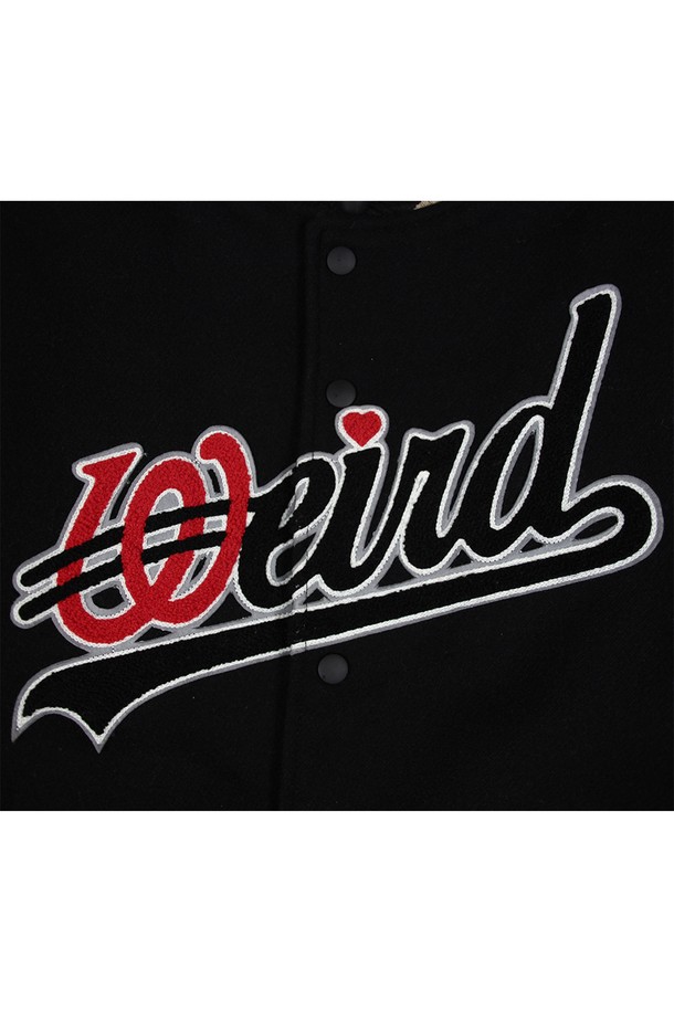 위얼드월드_하트로고 울 바시티 재킷은 남성용 아우터로, 가을과 겨울에 착용하기 좋은 두꺼운 두께감의 바시티 재킷입니다. 블랙과 그레이 두 가지 색상으로 출시되었으며, 부드러운 촉감의 울, 텐셀, 레이온 혼방 소재를 사용하여 편안한 착용감을 선사합니다. 가슴 부분의 부클레 자수 하트 로고가 돋보이며, 일상과 겨울 데일리룩에 스트릿, 캐주얼, 미니멀 스타일을 더해줍니다. 레귤러핏과 스냅 버튼 여밈, 긴 소매 기장으로 디자인되었으며 보온성을 높였습니다.
