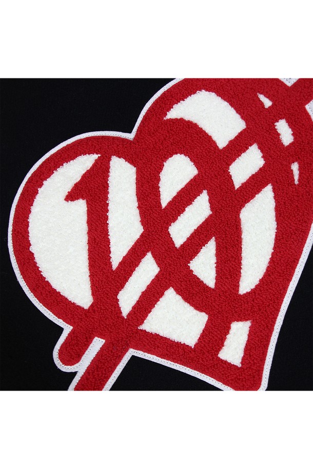 위얼드월드_하트로고 울 바시티 재킷은 남성용 아우터로, 가을과 겨울에 착용하기 좋은 두꺼운 두께감의 바시티 재킷입니다. 블랙과 그레이 두 가지 색상으로 출시되었으며, 부드러운 촉감의 울, 텐셀, 레이온 혼방 소재를 사용하여 편안한 착용감을 선사합니다. 가슴 부분의 부클레 자수 하트 로고가 돋보이며, 일상과 겨울 데일리룩에 스트릿, 캐주얼, 미니멀 스타일을 더해줍니다. 레귤러핏과 스냅 버튼 여밈, 긴 소매 기장으로 디자인되었으며 보온성을 높였습니다.
