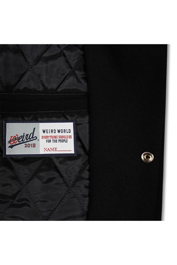 위얼드월드_하트로고 울 바시티 재킷은 남성용 아우터로, 가을과 겨울에 착용하기 좋은 두꺼운 두께감의 바시티 재킷입니다. 블랙과 그레이 두 가지 색상으로 출시되었으며, 부드러운 촉감의 울, 텐셀, 레이온 혼방 소재를 사용하여 편안한 착용감을 선사합니다. 가슴 부분의 부클레 자수 하트 로고가 돋보이며, 일상과 겨울 데일리룩에 스트릿, 캐주얼, 미니멀 스타일을 더해줍니다. 레귤러핏과 스냅 버튼 여밈, 긴 소매 기장으로 디자인되었으며 보온성을 높였습니다.
