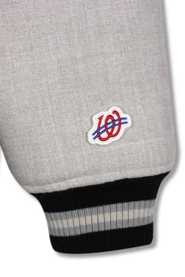 위얼드월드_하트로고 울 바시티 재킷은 남성용 아우터로, 가을과 겨울에 착용하기 좋은 두꺼운 두께감의 바시티 재킷입니다. 블랙과 그레이 두 가지 색상으로 출시되었으며, 부드러운 촉감의 울, 텐셀, 레이온 혼방 소재를 사용하여 편안한 착용감을 선사합니다. 가슴 부분의 부클레 자수 하트 로고가 돋보이며, 일상과 겨울 데일리룩에 스트릿, 캐주얼, 미니멀 스타일을 더해줍니다. 레귤러핏과 스냅 버튼 여밈, 긴 소매 기장으로 디자인되었으며 보온성을 높였습니다.
