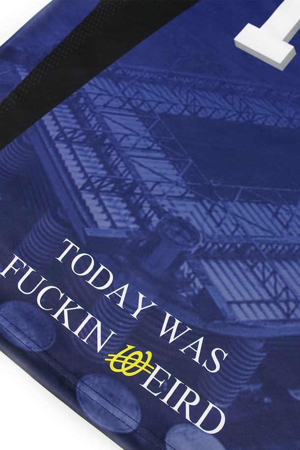 위얼드월드 챔피언스 리그 스타디움 싸커 저지 BLACK은 남성용 축구 유니폼입니다. 블랙과 블루 컬러로 출시되었으며, 스포츠 활동에 적합하도록 흡습 및 통기 기능을 갖춘 폴리에스테르 소재로 제작되었습니다. 봄, 여름 시즌에 착용하기 좋으며, 레귤러 핏과 라운드넥 디자인에 카모, 도트, 프린트 패턴의 그래픽 디자인 포인트를 더해 스포티한 스타일을 연출합니다.
