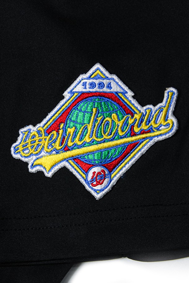 위얼드월드 Chicago 94 베이스볼 져지_BLACK은 MLB 스타일을 재현한 남성용 베이스볼 져지입니다. 등번호 45 프린팅과 앞뒤 자수 디테일, 스트라이프 디테일이 스포티한 무드를 더하며, 폴리에스테르 소재의 레귤러핏 반소매 져지로 여름철 스포츠 활동 및 일상복으로 활용하기 좋습니다. 얇은 두께와 라운드넥 디자인으로 편안한 착용감을 제공하며, 블랙 컬러와 카모 패턴 무늬가 세련된 스타일을 연출합니다.
