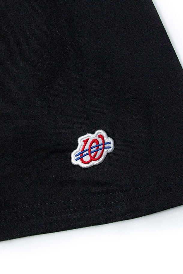 위얼드월드_BASIC 써클로고 티셔츠_BLACK은 고밀도 CP 싱글 원단으로 제작되어 뛰어난 착용감을 제공합니다. 앞면에는 베이직 써클 로고 아트워크, 뒷면에는 웨이브 로고 아트워크가 러버 프린팅 기법으로 표현되어 독특한 디자인을 완성합니다. 렌타 및 텀블 가공을 통해 형태 안정성을 높여 변형 없이 오랫동안 착용할 수 있는 데일리 티셔츠입니다.
