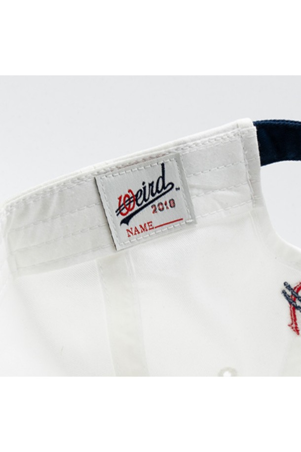 1994년 USA 볼캡, 위얼드월드 로고 자수가 돋보이는 볼캡입니다. 남녀 모두 착용 가능하며, 깊은 모자 깊이와 넉넉한 둘레감으로 편안한 착용감을 제공합니다. 봄, 여름, 가을 계절에 어울리는 화이트, 네이비 컬러로 출시되었으며, 헤리티지 감성과 스트릿 스타일을 동시에 즐길 수 있습니다.
