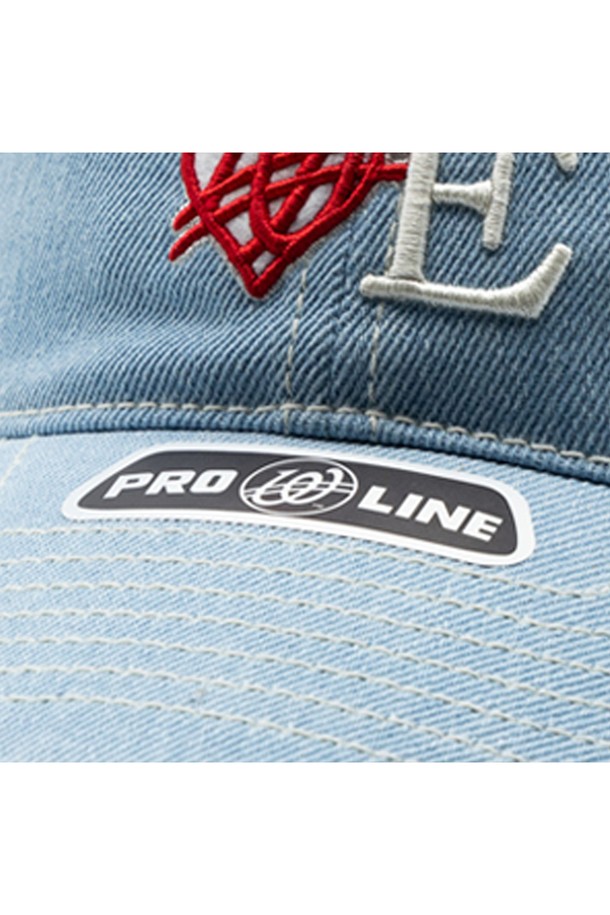 위얼드월드_LOVE 로고 데님 볼캡은 면 소재로 제작되어 부드럽고 편안한 착용감을 선사합니다. 깊은 모자 깊이와 일반 챙 넓이, 볼형 실루엣으로 안정적인 핏을 제공하며, 전면에 LOVE 로고 자수 디테일이 돋보입니다. 스트릿 무드를 연출하기 좋은 프리사이즈 데님 볼캡으로, 봄, 여름, 가을 계절에 쾌적하게 착용할 수 있습니다.
