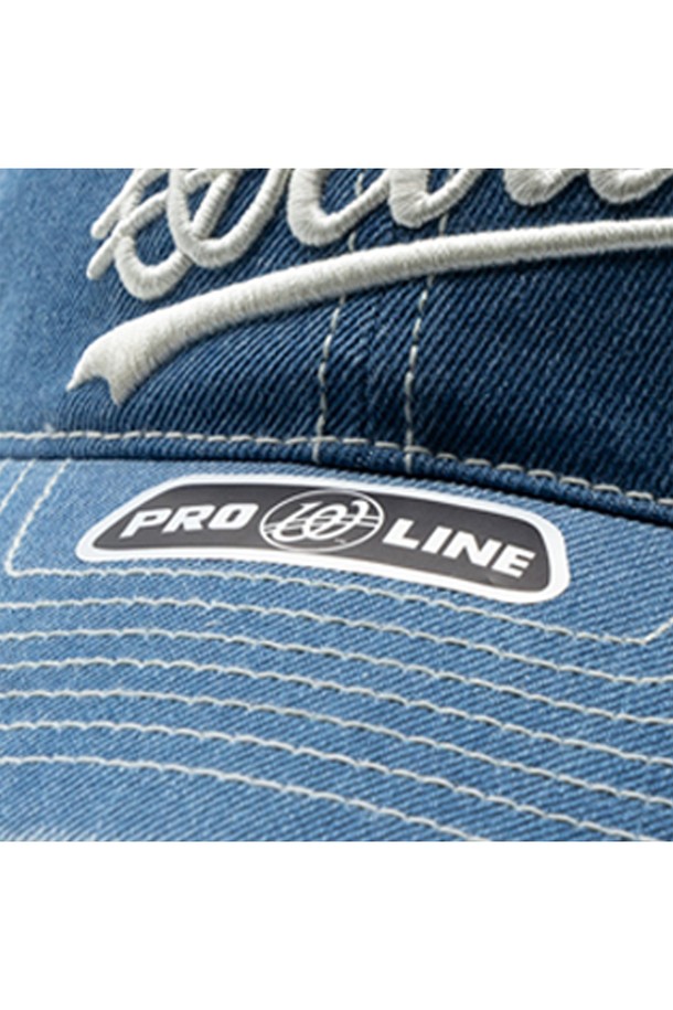 위얼드월드 웨이브 로고 데님 볼캡은 남녀 모두 착용 가능한, 봄, 여름, 가을 시즌에 어울리는 볼캡입니다. 넉넉한 깊이감으로 편안한 착용감을 제공하며, 얼굴이 큰 남성분부터 작은 여성분까지 모두 만족할 수 있는 디자인입니다. 3D 웨이브 로고와 위싱 워시 디테일이 돋보이는 데님블루 컬러의 면 소재 모자로, 데일리룩에 포인트를 더해보세요.
