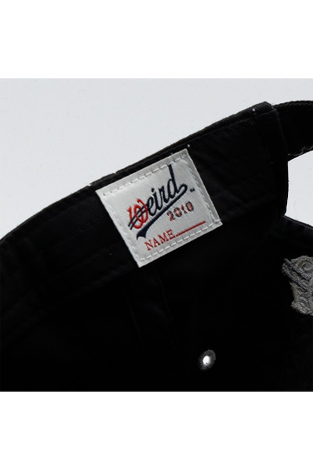 위얼드월드_서클로고 와펜 볼캡은 웨이브 로고를 와펜 그래픽으로 재해석하여 스트릿 무드를 연출하는 볼캡입니다. 면 소재로 제작되어 편안한 착용감을 제공하며, 넉넉한 깊이감으로 얼굴이 작아 보이는 효과를 줍니다. 블랙 컬러에 배색 스티치 디테일이 돋보이며, 캐주얼, 스트리트, 미니멀 스타일 모두 소화 가능합니다. 가벼운 산책이나 동네 마실룩에 포인트 아이템으로 활용하기 좋습니다.
