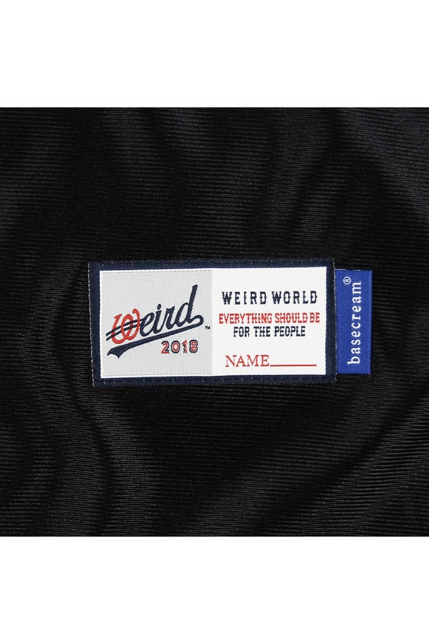 베이스크림 X 위얼드월드 풋볼 저지는 블랙 컬러의 반소매 풋볼 저지로, SYNO 캐릭터 그래픽과 등판 18번 디자인이 특징입니다. 폴리에스테르 소재의 레귤러핏 라운드넥 상의로, 스포티, 캐주얼, 스트리트 스타일을 연출하기에 적합합니다. 피트니스룩, 여행룩 등 다양한 TPO에 활용 가능하며, 베이스크림과 위얼드월드의 콜라보레이션을 통해 제작되었습니다.
