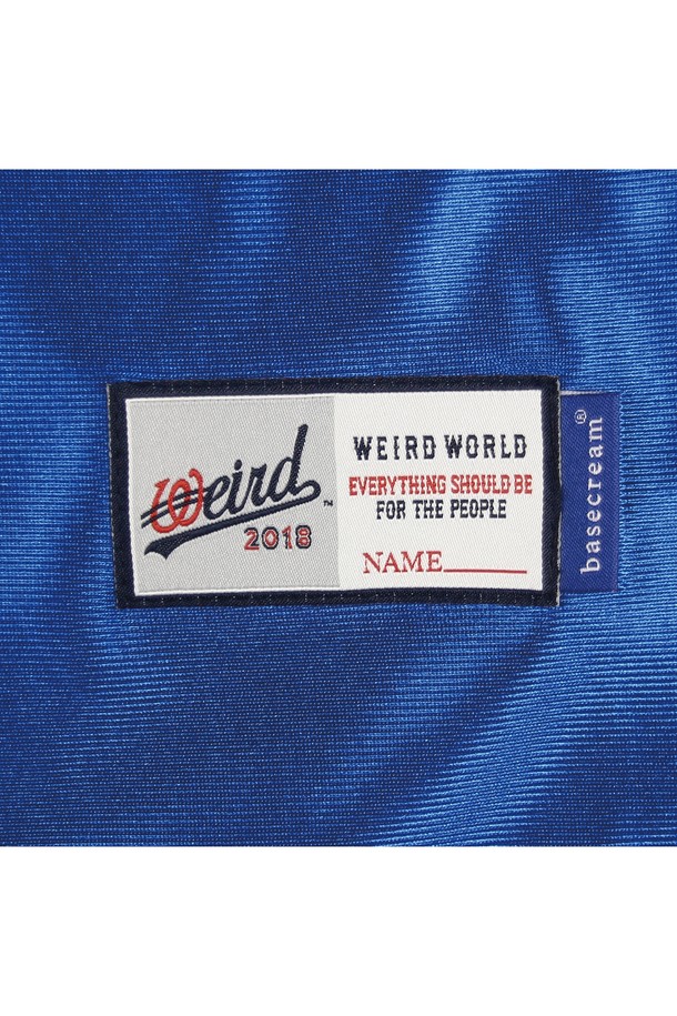 베이스크림 X 위얼드월드 풋볼 저지는 스포츠 활동과 일상에서 모두 활용 가능한 반소매 풋볼 저지입니다. 블루 컬러에 캐릭터 및 로고 패턴이 돋보이며, 등번호 18번 디자인으로 포인트를 더했습니다. 폴리에스테르 소재로 제작되어 편안한 착용감을 제공하며, 스포티, 캐주얼, 스트리트 스타일을 연출하기에 좋습니다.
