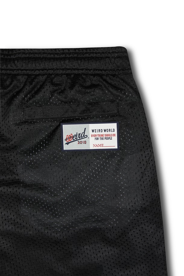 위얼드월드_웨이브로고 카모 매쉬 바스켓볼 팬츠_BLACK은 농구, 스트릿웨어 스타일을 위한 프리미엄 스트릿웨어입니다. 블랙 컬러의 폴리에스테르 소재로 제작되었으며, 메쉬 소재를 사용하여 통기성이 우수합니다. 웨이브 로고 그래픽과 카모 패턴의 조화가 돋보이는 심플 실루엣의 농구 팬츠입니다.
