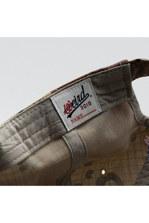 위얼드월드(Weird World) 서클 로고 와펜 볼캡_데저트 카모는 캐주얼, 스트리트, 미니멀 스타일을 추구하는 분들을 위한 모자입니다. 면과 폴리에스테르 혼방 소재로 제작되어 봄, 여름, 가을 시즌에 착용하기 좋습니다. 데저트 카모 패턴에 서클 로고 와펜이 포인트로 디자인되었으며, 넉넉한 깊이와 편안한 착용감을 제공합니다. 얼굴이 작아 보이는 효과는 물론, 넉넉한 둘레로 편안하게 착용할 수 있습니다. 일상생활이나 스트릿 패션에 활용하기 좋은 볼캡입니다.
