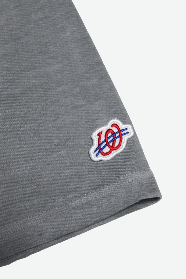 JONNA WEIRD(존나 위어드) 피그먼트 포토 티셔츠_LIGHT GREY는 캐주얼, 미니멀, 레트로 스타일을 즐기는 분들을 위한 상의입니다. 라이트 그레이 컬러의 라운드넥 반소매 티셔츠로, 봄, 여름 시즌에 시원하게 착용하기 좋습니다. 면과 폴리에스테르 혼방 소재로 제작되어 편안한 착용감을 선사하며, 피그먼트 워싱 가공과 DTP 프린팅 기법으로 앞뒤 아트워크 및 빈티지 컬러 효과를 더했습니다. 동네 마실룩, 카페룩 등 편안한 일상에 잘 어울리는 아이템입니다.
