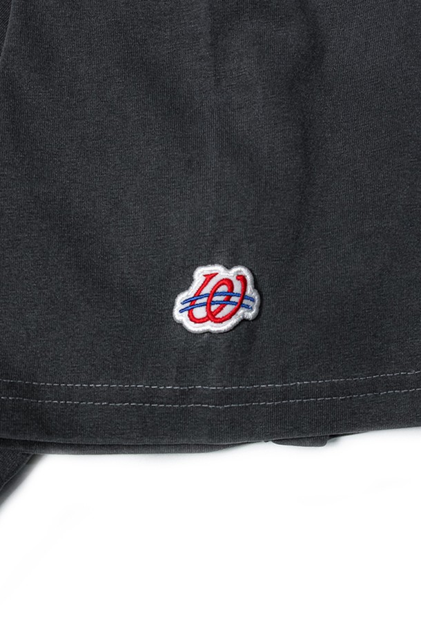 JONNA WEIRD (존나 위어드) 피그먼트 포토 티셔츠_GREY는 캐주얼하고 미니멀한 스타일을 추구하는 분들을 위한 티셔츠입니다. 부드러운 면과 폴리에스테르 혼방 소재로 제작되어 봄, 여름 시즌에 편안하게 착용할 수 있습니다. 라운드넥 디자인에 레귤러 기장으로 제작되었으며, 피그먼트 워싱 처리된 그레이 컬러가 빈티지한 느낌을 더합니다. 동네 마실룩이나 산책룩으로 활용하기 좋으며, 프린트 및 로고 디자인이 돋보이는 아이템입니다. 반소매 디자인으로 시원하게 착용 가능합니다.
