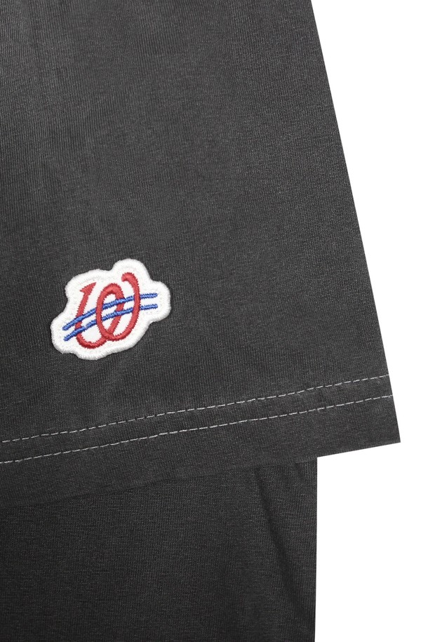 오버 프린트 피그먼트 티셔츠_GREY는 스트릿, 캐주얼, 고프코어 스타일을 아우르는 매력적인 티셔츠입니다. 피그먼트 가먼트 다잉 워싱으로 빈티지한 GREY 컬러감을 살렸으며, DTP 프린팅 기법을 사용하여 디자인의 완성도를 높였습니다. 면과 폴리에스테르 혼방의 두꺼운 소재로 제작되어, 렌타 텀블 가공을 통해 수축을 방지했습니다. 반소매 디자인으로 동네 마실룩, 여행룩, 캠핑룩 등 다양한 TPO에 활용하기 좋습니다. 로고와 그라데이션 패턴이 돋보이는 이 티셔츠는 당신의 스트릿 패션을 더욱 돋보이게 해줄 것입니다.
