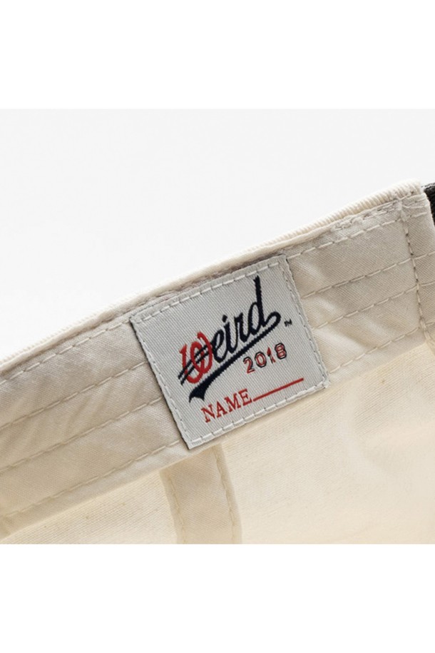 바스켓볼 피그먼트 배색 볼캡은 깊은 모자 깊이와 부드러운 촉감으로 편안한 착용감을 선사합니다. 면 소재로 제작되어 봄, 여름, 가을 시즌에 활용하기 좋으며, 일상 및 산책룩에 잘 어울립니다. 빈티지 효과를 더하는 피그먼트 워싱과 배색 디자인이 돋보이며, 얼굴 소멸 효과와 남녀 모두 착용 가능한 디자인으로 실용성을 높였습니다. 캐주얼, 미니멀, 스트리트 스타일을 즐겨 입는 분들께 추천합니다. 사이즈 조절이 가능하여 누구나 편안하게 착용할 수 있습니다.
