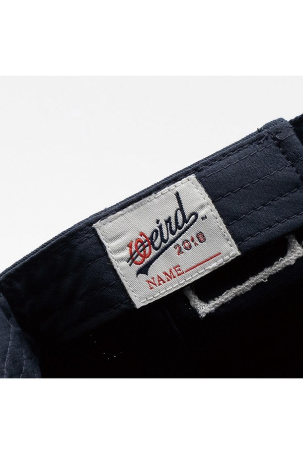 뉴욕 베이스볼 로고 볼캡은 깊은 모자 깊이와 넓은 챙으로 얼굴이 작아 보이는 효과를 선사합니다. 면 소재로 제작되어 편안한 착용감을 제공하며, 봄, 여름, 가을 계절에 착용하기 좋습니다. 네이비 컬러에 뉴욕 로고 디자인이 돋보이며, 사이즈 조절이 가능하여 누구나 편안하게 착용할 수 있습니다. 캐주얼, 미니멀, 클래식 스타일 모두 소화 가능하며, 동네 마실룩, 산책룩, 여행룩 등 다양한 TPO에 활용하기 좋습니다. 포인트 라벨 디테일이 밋밋함을 덜어줍니다.
