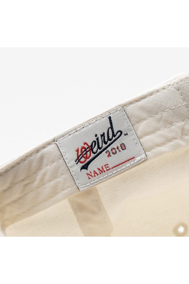 웨이브 하트로고 피그먼트 배색 볼캡은 캐주얼, 미니멀, 스트리트 스타일을 즐기는 분들을 위한 아이템입니다. 부드러운 면 소재로 제작되어 편안한 착용감을 선사하며, 깊은 모자 깊이로 얼굴이 작아 보이는 효과를 줍니다. 빈티지한 피그먼트 가공과 웨이브 하트 로고 디자인이 돋보이며, 배색 컬러가 개성 있는 포인트를 더합니다. 봄, 여름, 가을, 산책룩에 활용하기 좋으며, 조절 가능한 사이즈로 누구나 편안하게 착용할 수 있습니다.
