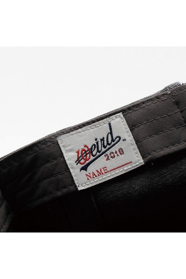 빈티지한 컬러감이 돋보이는 서클로고 와펜 피그먼트 볼캡입니다. 피그먼트 워싱 처리로 자연스러운 멋을 더했으며, 면 소재로 제작되어 부드러운 촉감과 편안한 착용감을 선사합니다. 챙 넓이 17.5cm, 모자 깊이 21cm로 얼굴이 작아 보이는 효과를 줍니다. 캐주얼, 미니멀, 스트리트 스타일 어디에도 잘 어울리며, 동네 마실, 산책, 여행 시 편안하게 착용하기 좋습니다. 로고 와펜 디자인으로 포인트를 더한 데일리 볼캡입니다.
