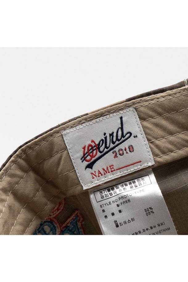 베이직 로고 우드랜드 카모 볼캡은 캐주얼 및 스트리트 스타일을 모두 아우르는 모자입니다. 깊은 모자 깊이와 챙 넓이 7.5cm로 제작되었으며, 면과 폴리에스테르 혼방 소재로 사계절 내내 착용하기 좋습니다. 우드랜드 카모 패턴과 사이드 패치 자수 디테일이 특징이며, 남녀 모두 착용 가능한 공용 제품입니다. 사이즈 조절 기능이 있어 편안하게 착용할 수 있으며, 얼굴이 작아 보이는 효과를 선사합니다.
