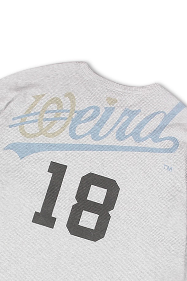 "위얼드월드" 오버프린트 와플 롱슬리브_멜란지 티셔츠는 캐주얼 및 스트릿 스타일을 즐기는 공용 고객을 위해 디자인되었습니다. 부드러운 면 소재의 와플 조직으로 제작되어 봄, 가을 시즌에 적합하며, 오버핏으로 편안한 착용감을 제공합니다. 멜란지 컬러에 라운드넥 디자인, 긴 소매 기장으로 제작되었으며, 백면 웨이브 로고 그래픽 프린트와 DTP 가공으로 빈티지한 터치감을 더했습니다. 프리미엄 어센틱 스트릿웨어 스타일을 완성하는 데일리 티셔츠입니다.
