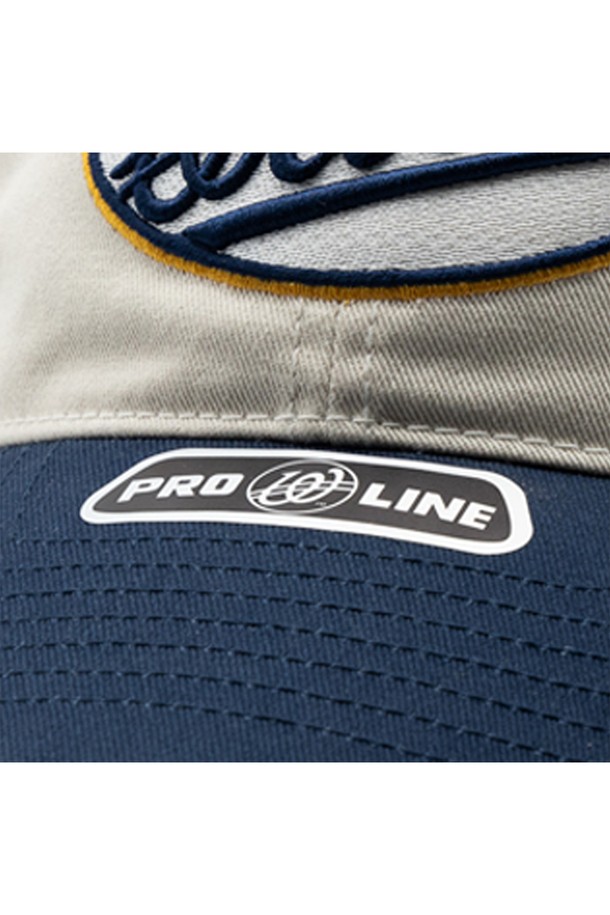 위얼드월드_서클로고 와펜 볼캡은 남녀 모두 착용 가능한 모자로, 일상, 산책, 여행 등 다양한 상황에서 활용하기 좋습니다. 면 소재로 제작되어 편안한 착용감을 제공하며, 깊은 모자 깊이로 얼굴이 작아 보이는 효과를 줍니다. 넉넉한 둘레는 안정적인 핏을 선사하며, 와펜 디자인과 로고 무늬가 돋보입니다. 캐주얼, 미니멀, 스트리트 스타일을 즐겨 입는 분들께 추천하는 아이템입니다.
