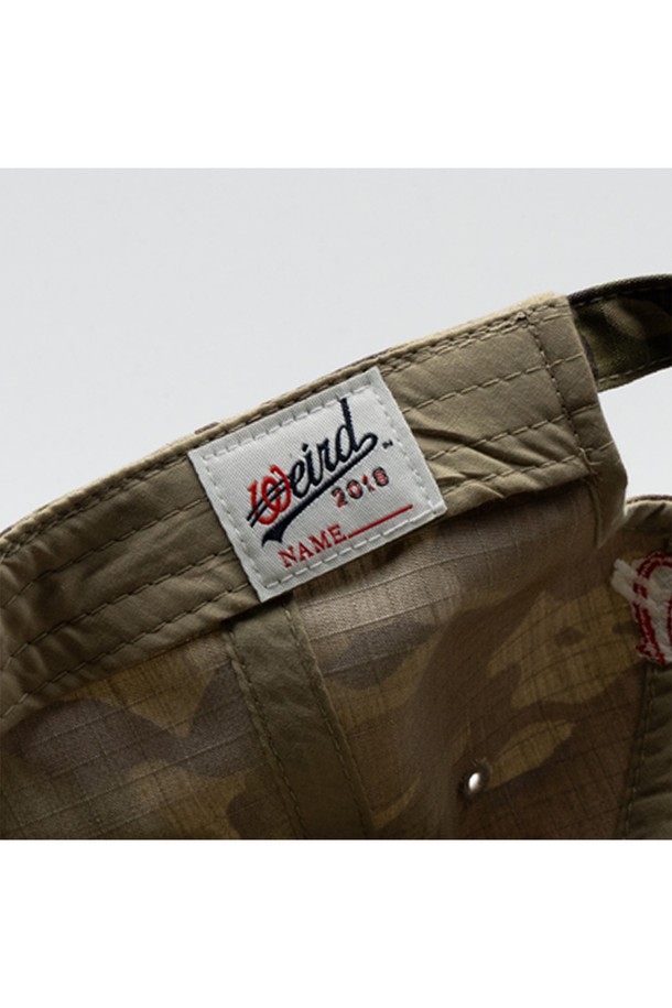 위얼드월드(Weird World)_올림픽 카모 볼캡은 남녀 모두 착용 가능한 볼캡입니다. 면과 폴리에스테르 혼방 소재로 제작되어 부드러운 촉감을 선사하며, 봄, 여름, 가을 계절에 착용하기 좋습니다. 깊은 모자 깊이와 넉넉한 둘레로 편안한 착용감을 제공하며, 카모 패턴과 로고 자수 디자인이 특징입니다. 캐주얼 및 스트릿 스타일 연출에 적합하며, 페이스 슬리밍 효과를 기대할 수 있습니다.
