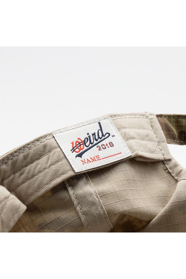 위얼드월드 본투비 카모 볼캡은 베이지와 카키 두 가지 색상으로 출시되어, 봄, 여름, 가을 계절에 활용하기 좋은 볼캡입니다. 면 소재로 제작되어 부드러운 촉감을 자랑하며, 일반적인 모자 깊이와 챙 넓이로 편안한 착용감을 선사합니다. 밀리터리 스타일을 연상시키는 카모 패턴과 자수, 로고 디자인이 돋보이며, 조절 가능한 스트랩으로 핏을 조절할 수 있습니다. 캐주얼, 미니멀, 스트리트 스타일을 즐기는 분들께 여행룩이나 캠핑룩에 포인트 아이템으로 추천합니다.
