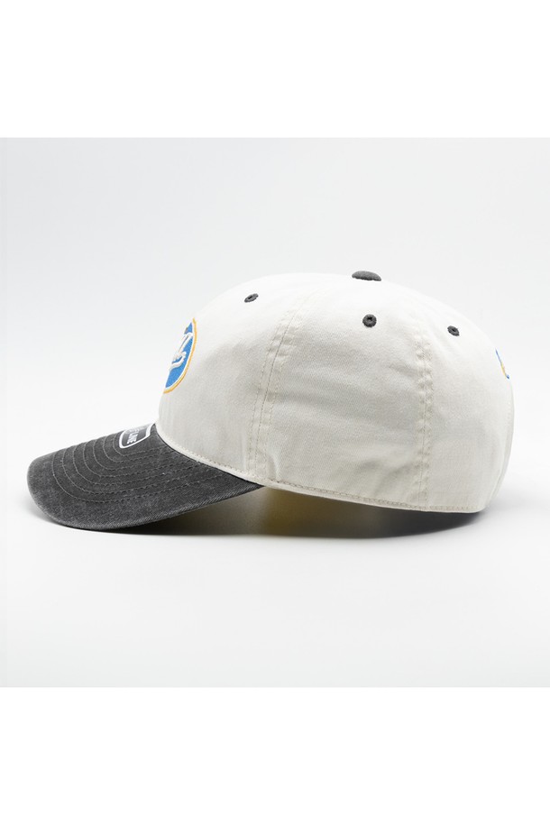 위얼드월드 서클 로고 와펜 피그먼트 배색 볼캡입니다. 부드러운 면 소재로 제작되어 편안한 착용감을 선사하며, 봄, 여름, 가을 3계절 모두 활용 가능합니다. 캐주얼, 미니멀 스타일 연출에 적합하며, 일반적인 모자 깊이와 챙 넓이로 제작되었습니다. 화이트, 그레이 두 가지 색상으로 출시되었으며, 피그먼트 워싱 기법으로 빈티지한 멋을 더했습니다. 전면에 위얼드월드 서클 로고 와펜이 포인트로 디자인되어 개성 있는 스타일을 완성합니다.
