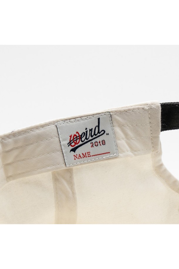 위얼드월드 I'm not weird (아임 낫 위어드) 피그먼트 배색 볼캡은 부드러운 면 소재로 제작되어 편안한 착용감을 선사합니다. 화이트와 그레이 두 가지 색상으로 제공되며, 일상, 산책룩, 봄 소풍룩 등 다양한 TPO에 활용 가능합니다. 캐주얼, 미니멀, 시티보이 스타일을 연출하기에 적합하며, 로고 자수와 배색 디자인으로 포인트를 더했습니다. 피그먼트 워싱 처리로 빈티지한 매력을 더한 이 볼캡은 봄, 여름, 가을 계절에 활용하기 좋습니다.
