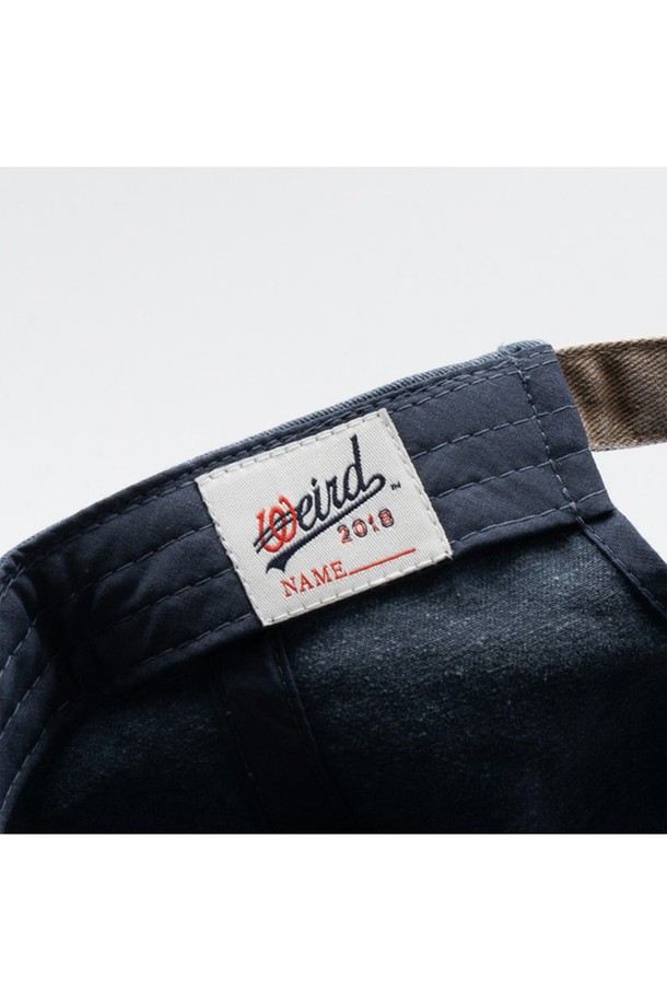 위얼드월드 아크로고 피그먼트 배색 볼캡은 캐주얼, 미니멀, 클래식 스타일을 즐기는 분들을 위한 모자입니다. 부드러운 면 소재로 제작되어 편안한 착용감을 선사하며, 봄, 여름, 가을 계절에 활용하기 좋습니다. 네이비와 베이지 두 가지 색상으로 출시되었으며, 일상복이나 산책, 여행 시에도 멋스럽게 연출할 수 있습니다. 자수와 배색 디테일이 돋보이며, 피그먼트 워싱 처리로 빈티지한 매력을 더했습니다. 일반적인 모자 깊이와 챙 넓이로 제작되어 누구나 부담 없이 착용할 수 있습니다.
