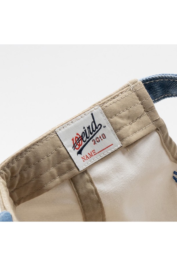 위얼드월드 써클 타워 피그먼트 배색 볼캡은 캐주얼, 미니멀, 시티보이 스타일을 즐기는 분들을 위한 아이템입니다. 봄, 여름, 가을 계절에 착용하기 좋으며, 면 소재로 제작되어 부드러운 촉감을 선사합니다. 베이지와 블루 두 가지 색상으로, 배색 디자인과 로고 패턴이 돋보입니다. 일반적인 모자 깊이와 챙 넓이, 피그먼트 워싱 처리로 자연스러운 멋을 더했습니다. 산책룩, 여행룩 등 다양한 TPO에 활용하여 스타일리시한 연출을 완성해보세요.
