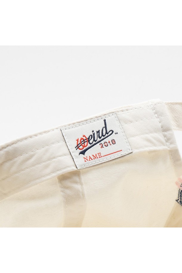 위얼드월드 서클로고와펜 데저트 카모 볼캡은 베이지와 카키 두 가지 색상으로 출시되어 캐주얼, 미니멀, 스트리트 스타일을 즐기는 분들께 적합합니다. 봄, 여름, 가을 계절에 착용하기 좋으며, 면 소재로 제작되어 부드러운 촉감을 선사합니다. 일반적인 모자 깊이와 챙 넓이로 편안한 착용감을 제공하며, 카모 패턴과 로고 와펜 디자인이 돋보입니다. 조절 가능한 스트랩이 있어 머리 사이즈에 맞춰 편리하게 사용할 수 있으며, 여행룩, 캠핑룩 등 다양한 TPO에 활용 가능합니다.
