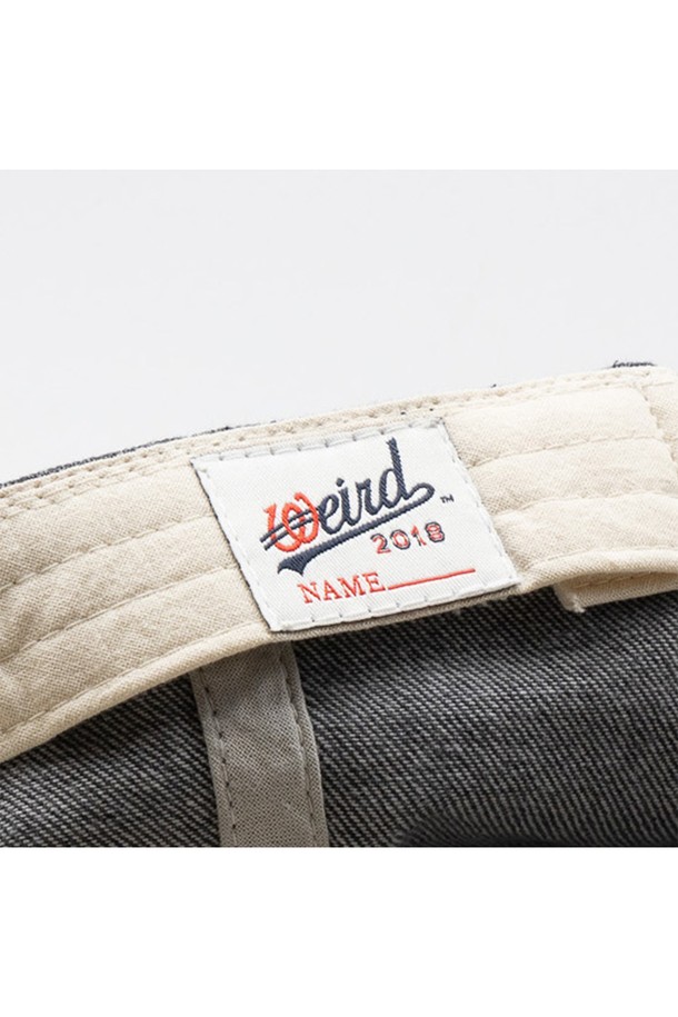 위얼드월드 JONNA WEIRD(존나 위어드) 데님 볼캡입니다. 블랙 컬러의 데님 소재로 제작되어 캐주얼, 미니멀, 스트리트 스타일을 연출하기 좋습니다. 워싱 처리된 뻣뻣한 촉감의 데님 소재와 로고 자수 디테일이 특징이며, 여행룩과 캠핑룩에 잘 어울립니다. 봄, 여름, 가을, 계절에 착용하기 좋으며, 일반적인 모자 깊이와 챙 넓이로 디자인되었습니다. 데님 특유의 자연스러운 질감과 로고 패턴이 돋보이는 볼캡입니다.
