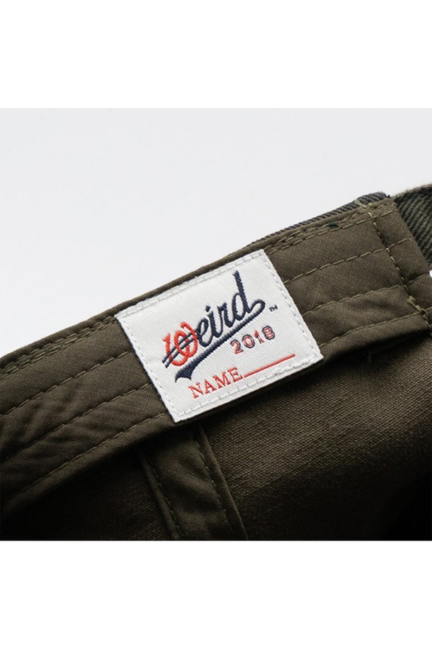 위얼드월드 워시드 카모 웨이브로고 볼캡은 면 소재로 제작되어 부드러운 촉감을 선사하는 볼캡입니다. 봄, 여름, 가을 계절에 착용하기 좋으며, 일상생활에서 편안하게 사용할 수 있습니다. 카모 패턴과 웨이브 로고 자수 디자인이 특징이며, 캐주얼, 고프코어, 스트리트 스타일을 연출하기 좋습니다. 여행, 산책, 캠핑 등 다양한 TPO에 활용 가능하며, 워시드 가공으로 빈티지한 멋을 더했습니다. 일반적인 모자 깊이와 챙 넓이로 제작되어 누구나 부담 없이 착용할 수 있습니다.
