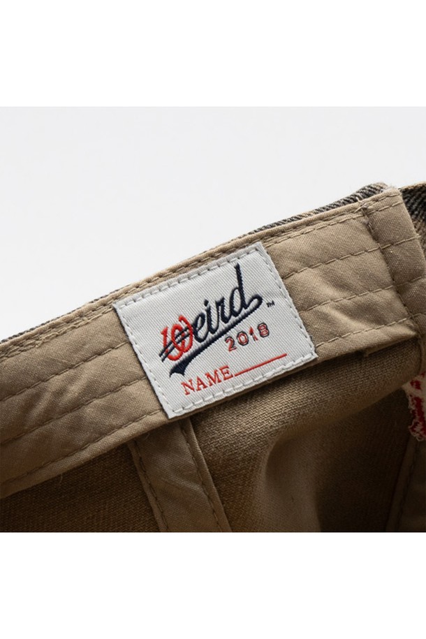 위얼드월드 레오파드 하트 로고 볼캡은 브라운과 블랙 두 가지 색상으로 출시되어 캐주얼, 미니멀, 스트리트 스타일을 즐기는 분들께 적합합니다. 면 소재로 제작되어 부드러운 촉감을 선사하며, 봄, 여름, 가을 계절에 착용하기 좋습니다. 레오파드 패턴과 하트 로고 디자인이 돋보이며, 일상, 여행, 산책 등 다양한 TPO에 활용할 수 있습니다. 모자 깊이는 일반적이며, 조절 가능한 스트랩으로 편안하게 착용할 수 있습니다. 개성 있는 스타일을 연출하고 싶은 분들께 추천합니다.
