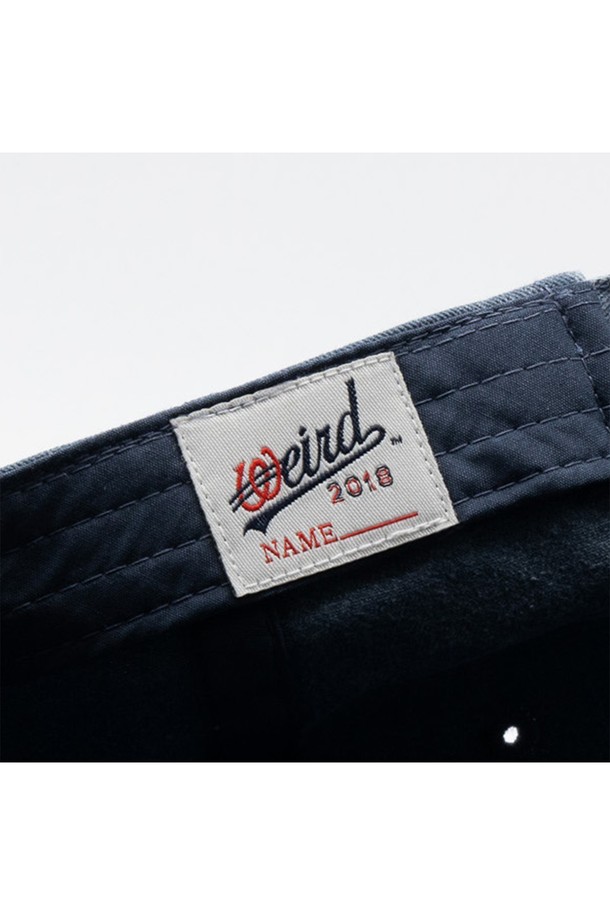 위얼드월드 서클 로고 와펜 피그먼트 볼캡 네이비는 캐주얼, 미니멀 스타일을 즐기는 분들을 위한 볼캡입니다. 봄, 여름, 가을 계절에 착용하기 좋으며, 일상생활에서 산책룩을 연출하기에 적합합니다. 부드러운 면 소재로 제작되어 편안한 착용감을 선사하며, 일반적인 깊이와 챙 넓이를 가지고 있습니다. 네이비 컬러에 서클 로고 와펜 디자인이 돋보이며, 피그먼트 워싱 처리로 빈티지한 멋을 더했습니다.
