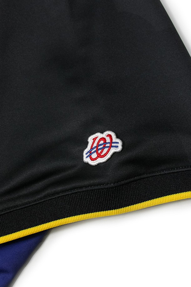 위얼드월드 챔피언스 리그 스타디움 싸커 저지 BLACK은 남성용 축구 유니폼입니다. 블랙과 블루 컬러로 출시되었으며, 스포츠 활동에 적합하도록 흡습 및 통기 기능을 갖춘 폴리에스테르 소재로 제작되었습니다. 봄, 여름 시즌에 착용하기 좋으며, 레귤러 핏과 라운드넥 디자인에 카모, 도트, 프린트 패턴의 그래픽 디자인 포인트를 더해 스포티한 스타일을 연출합니다.
