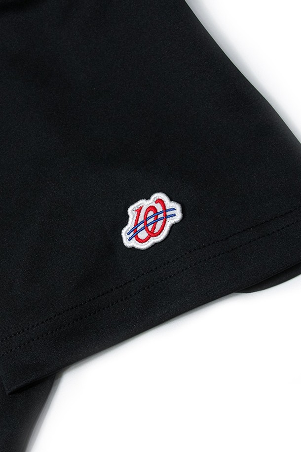 위얼드월드 Chicago 94 베이스볼 져지_BLACK은 MLB 스타일을 재현한 남성용 베이스볼 져지입니다. 등번호 45 프린팅과 앞뒤 자수 디테일, 스트라이프 디테일이 스포티한 무드를 더하며, 폴리에스테르 소재의 레귤러핏 반소매 져지로 여름철 스포츠 활동 및 일상복으로 활용하기 좋습니다. 얇은 두께와 라운드넥 디자인으로 편안한 착용감을 제공하며, 블랙 컬러와 카모 패턴 무늬가 세련된 스타일을 연출합니다.
