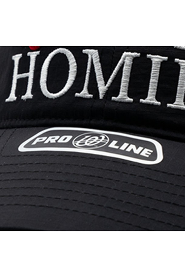 위얼드월드_THE WEIRD HOMIES (위얼드 월드 더 위어드 호미즈) 나일론 캡은 깊고 넉넉한 둘레로 얼굴을 작아 보이게 하는 효과를 선사합니다. 립스탑 원단을 사용하여 내구성이 뛰어나며, 하이덴시티 두께감으로 형태가 잘 유지됩니다. 블랙 컬러에 3D 자수 로고 디자인으로 캐주얼, 미니멀, 스트리트 스타일을 연출하기 좋습니다. 일상, 동네 마실, 산책 등 다양한 TPO에 활용 가능하며 편안한 착용감을 제공합니다. 사계절 내내 활용 가능한 나일론 소재의 캡모자입니다.
