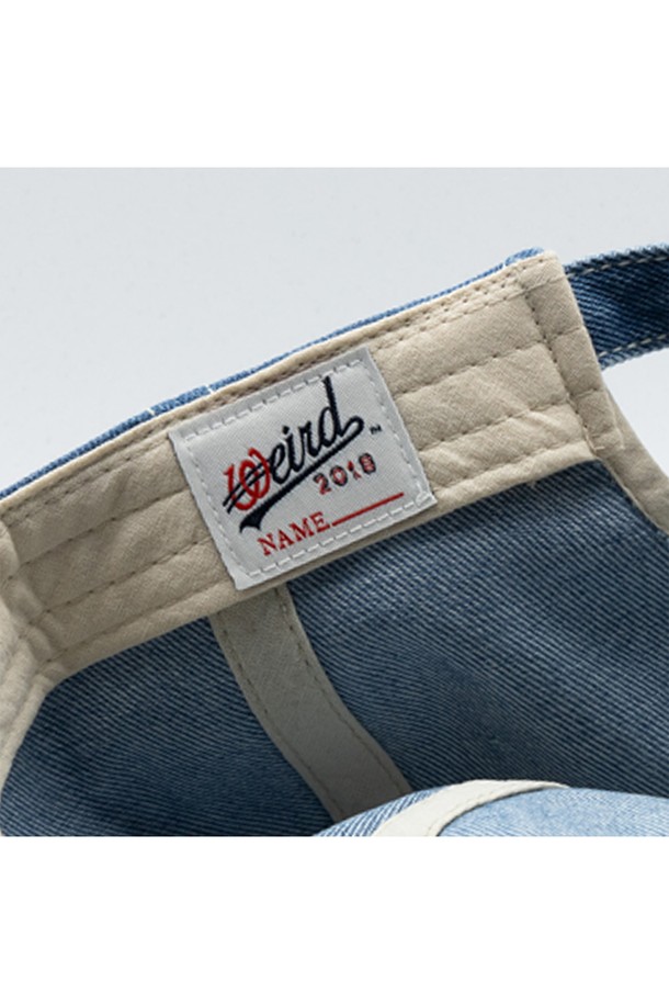 위얼드월드 웨이브 로고 데님 볼캡은 남녀 모두 착용 가능한, 봄, 여름, 가을 시즌에 어울리는 볼캡입니다. 넉넉한 깊이감으로 편안한 착용감을 제공하며, 얼굴이 큰 남성분부터 작은 여성분까지 모두 만족할 수 있는 디자인입니다. 3D 웨이브 로고와 위싱 워시 디테일이 돋보이는 데님블루 컬러의 면 소재 모자로, 데일리룩에 포인트를 더해보세요.
