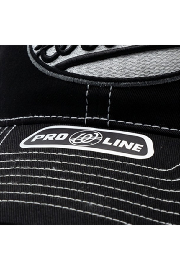 위얼드월드_서클로고 와펜 볼캡은 웨이브 로고를 와펜 그래픽으로 재해석하여 스트릿 무드를 연출하는 볼캡입니다. 면 소재로 제작되어 편안한 착용감을 제공하며, 넉넉한 깊이감으로 얼굴이 작아 보이는 효과를 줍니다. 블랙 컬러에 배색 스티치 디테일이 돋보이며, 캐주얼, 스트리트, 미니멀 스타일 모두 소화 가능합니다. 가벼운 산책이나 동네 마실룩에 포인트 아이템으로 활용하기 좋습니다.
