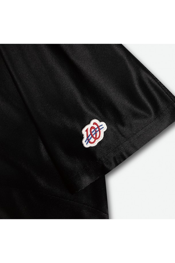 베이스크림 X 위얼드월드 풋볼 저지는 블랙 컬러의 반소매 풋볼 저지로, SYNO 캐릭터 그래픽과 등판 18번 디자인이 특징입니다. 폴리에스테르 소재의 레귤러핏 라운드넥 상의로, 스포티, 캐주얼, 스트리트 스타일을 연출하기에 적합합니다. 피트니스룩, 여행룩 등 다양한 TPO에 활용 가능하며, 베이스크림과 위얼드월드의 콜라보레이션을 통해 제작되었습니다.
