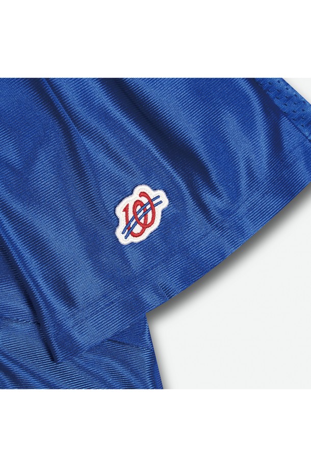 베이스크림 X 위얼드월드 풋볼 저지는 스포츠 활동과 일상에서 모두 활용 가능한 반소매 풋볼 저지입니다. 블루 컬러에 캐릭터 및 로고 패턴이 돋보이며, 등번호 18번 디자인으로 포인트를 더했습니다. 폴리에스테르 소재로 제작되어 편안한 착용감을 제공하며, 스포티, 캐주얼, 스트리트 스타일을 연출하기에 좋습니다.
