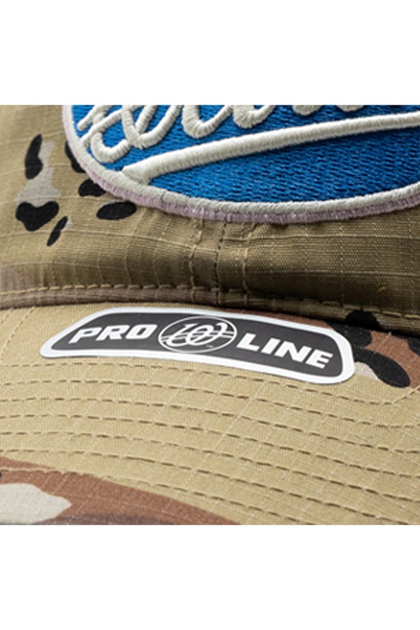 위얼드월드(Weird World) 서클 로고 와펜 볼캡_데저트 카모는 캐주얼, 스트리트, 미니멀 스타일을 추구하는 분들을 위한 모자입니다. 면과 폴리에스테르 혼방 소재로 제작되어 봄, 여름, 가을 시즌에 착용하기 좋습니다. 데저트 카모 패턴에 서클 로고 와펜이 포인트로 디자인되었으며, 넉넉한 깊이와 편안한 착용감을 제공합니다. 얼굴이 작아 보이는 효과는 물론, 넉넉한 둘레로 편안하게 착용할 수 있습니다. 일상생활이나 스트릿 패션에 활용하기 좋은 볼캡입니다.
