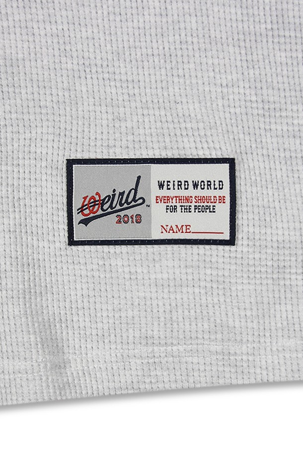 "위얼드월드" 오버프린트 와플 롱슬리브_멜란지 티셔츠는 캐주얼 및 스트릿 스타일을 즐기는 공용 고객을 위해 디자인되었습니다. 부드러운 면 소재의 와플 조직으로 제작되어 봄, 가을 시즌에 적합하며, 오버핏으로 편안한 착용감을 제공합니다. 멜란지 컬러에 라운드넥 디자인, 긴 소매 기장으로 제작되었으며, 백면 웨이브 로고 그래픽 프린트와 DTP 가공으로 빈티지한 터치감을 더했습니다. 프리미엄 어센틱 스트릿웨어 스타일을 완성하는 데일리 티셔츠입니다.
