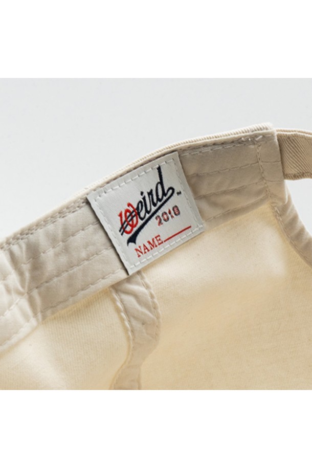 위얼드월드_서클로고 와펜 볼캡은 남녀 모두 착용 가능한 모자로, 일상, 산책, 여행 등 다양한 상황에서 활용하기 좋습니다. 면 소재로 제작되어 편안한 착용감을 제공하며, 깊은 모자 깊이로 얼굴이 작아 보이는 효과를 줍니다. 넉넉한 둘레는 안정적인 핏을 선사하며, 와펜 디자인과 로고 무늬가 돋보입니다. 캐주얼, 미니멀, 스트리트 스타일을 즐겨 입는 분들께 추천하는 아이템입니다.
