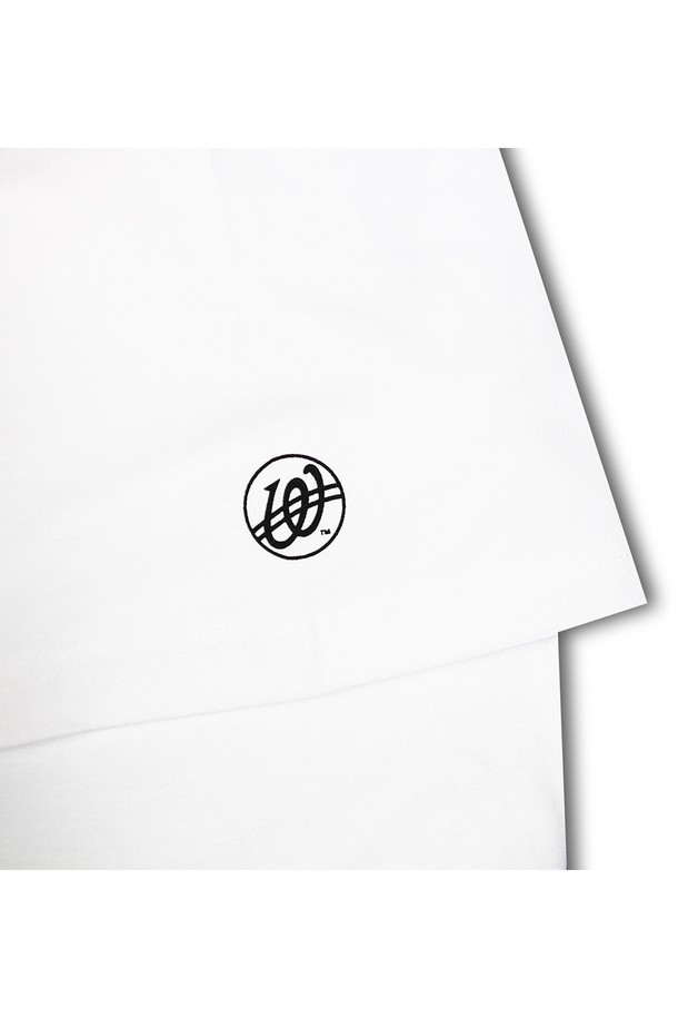 위얼드월드(WEIRDWORLD)와 아티미조(ARTIMEJOE)의 콜라보레이션 티셔츠입니다. 부드러운 면 소재로 제작되어 편안한 착용감을 제공하며, 봄, 여름 시즌에 적합합니다. 레귤러 핏에 라운드넥 디자인으로, 캐주얼 및 스트릿 스타일을 연출하기 좋습니다. 전면에 위얼드월드 로고와 아티미조의 프린트가 돋보이며, 화이트 컬러로 다양한 스타일에 매치하기 용이합니다. 일상복으로 활용하기 좋은 반소매 티셔츠입니다.
